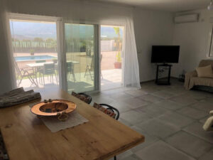 casa de diseño con herrajes modernos
